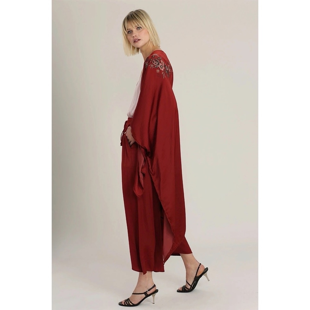 HelloNite! Silky Soft Embroidered Kimono size small nwt